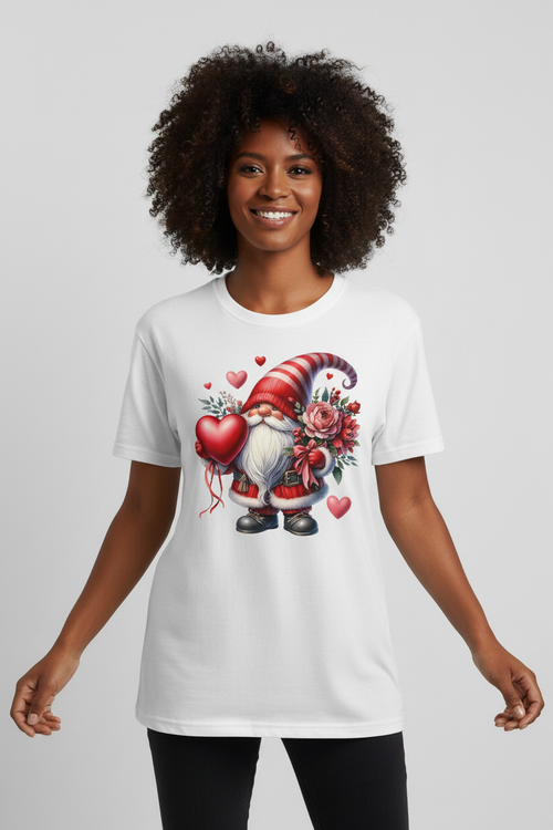 Modelo mujer de piel oscura con cabello rizado usando camiseta blanca de gnomo de San Valentín